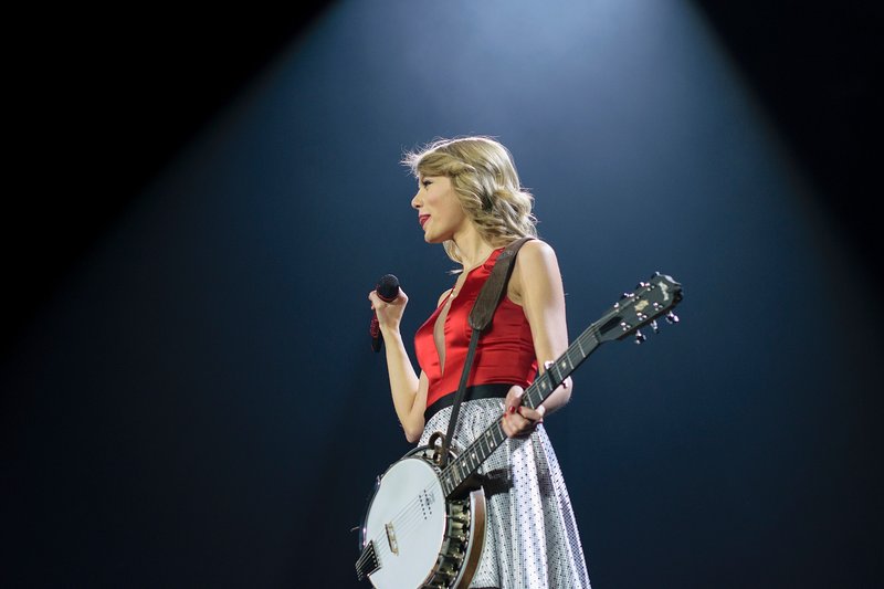 Taylor Swift — February 11 - London, United Kingdom — photo 19
