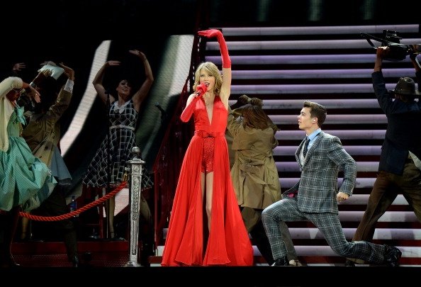 Taylor Swift — February 2 - London, United Kingdom — photo 2