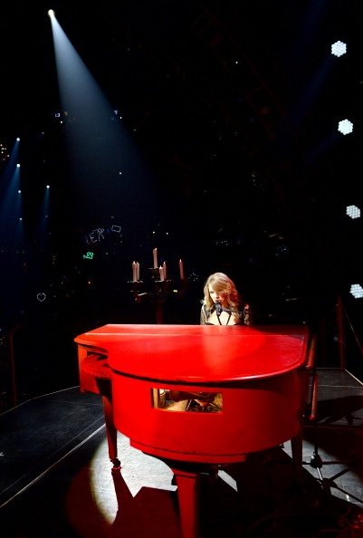 Taylor Swift — February 2 - London, United Kingdom — photo 8