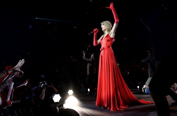 Taylor Swift — February 2 - London, United Kingdom — photo 9