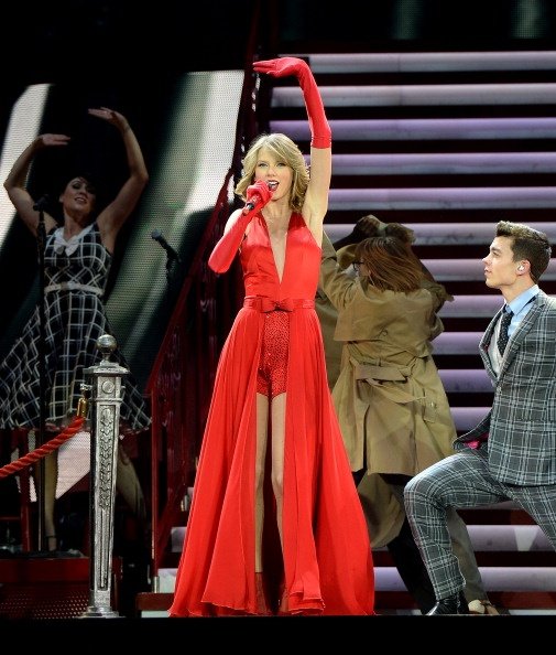 Taylor Swift — February 2 - London, United Kingdom — photo 12