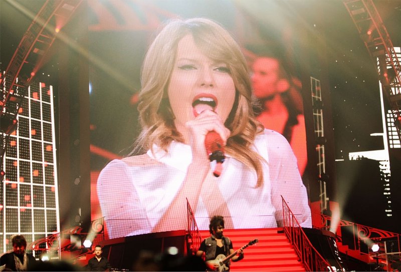 Taylor Swift — February 2 - London, United Kingdom — photo 20