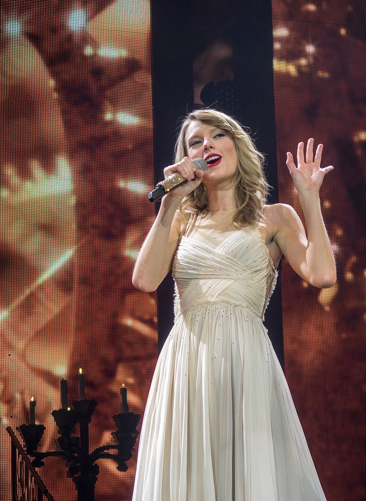 Taylor Swift — February 2 - London, United Kingdom — photo 47