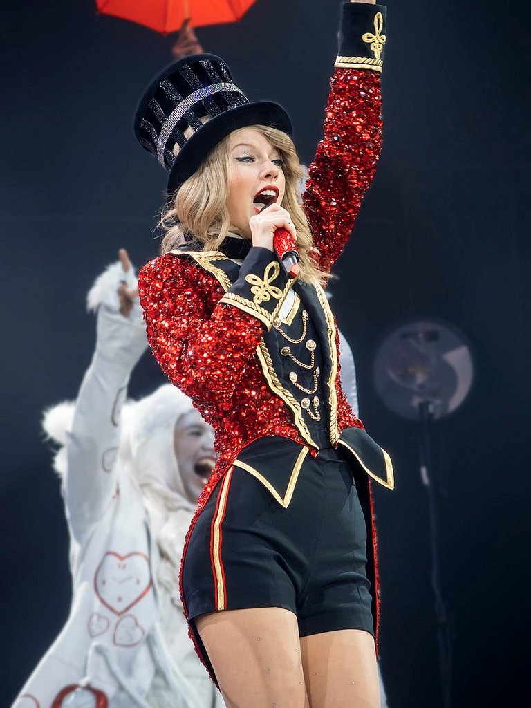 Taylor Swift — February 2 - London, United Kingdom — photo 76