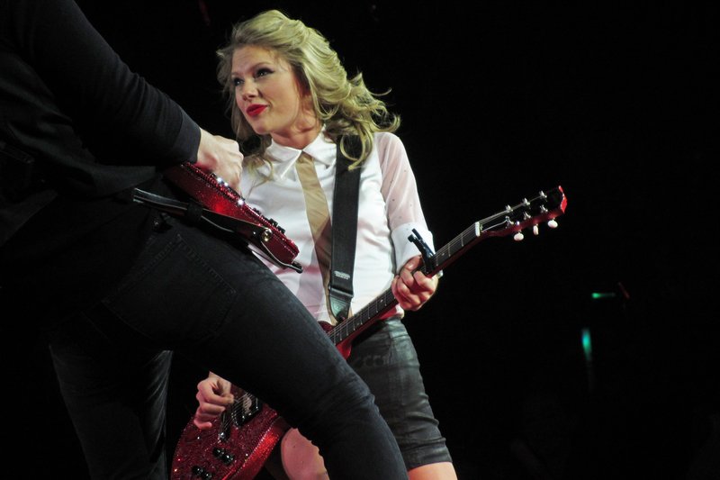 Taylor Swift — February 2 - London, United Kingdom — photo 82