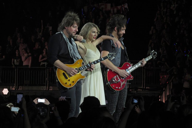 Taylor Swift — February 2 - London, United Kingdom — photo 98