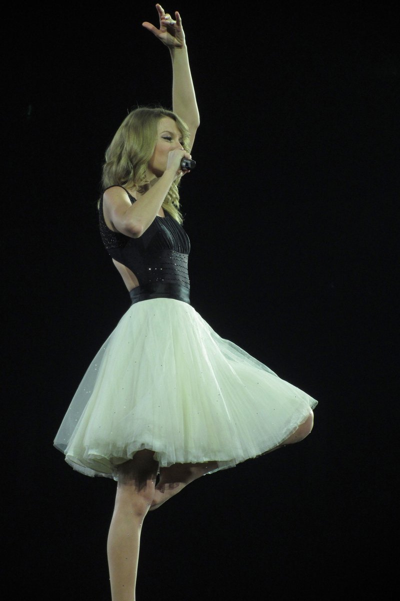 Taylor Swift — February 2 - London, United Kingdom — photo 99
