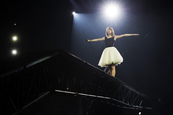 Taylor Swift — February 4 - London, United Kingdom — photo 4
