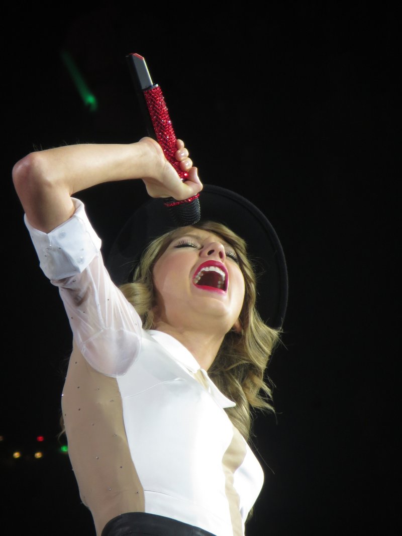 Taylor Swift — February 4 - London, United Kingdom — photo 43