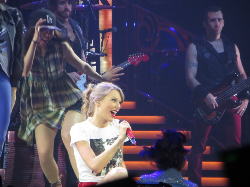 Taylor Swift — February 4 - London, United Kingdom — photo 46
