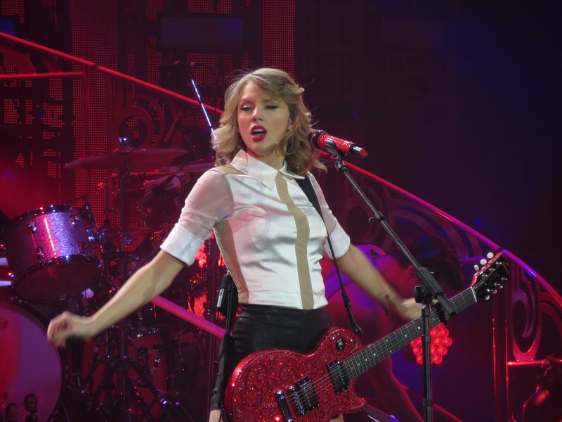 Taylor Swift — February 4 - London, United Kingdom — photo 54