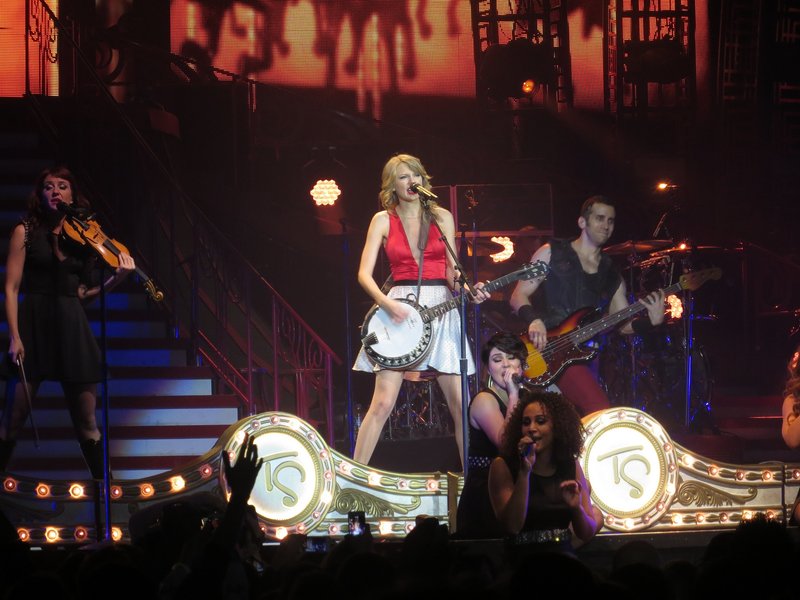 Taylor Swift — February 4 - London, United Kingdom — photo 55