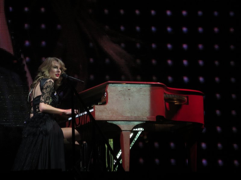 Taylor Swift — February 4 - London, United Kingdom — photo 58