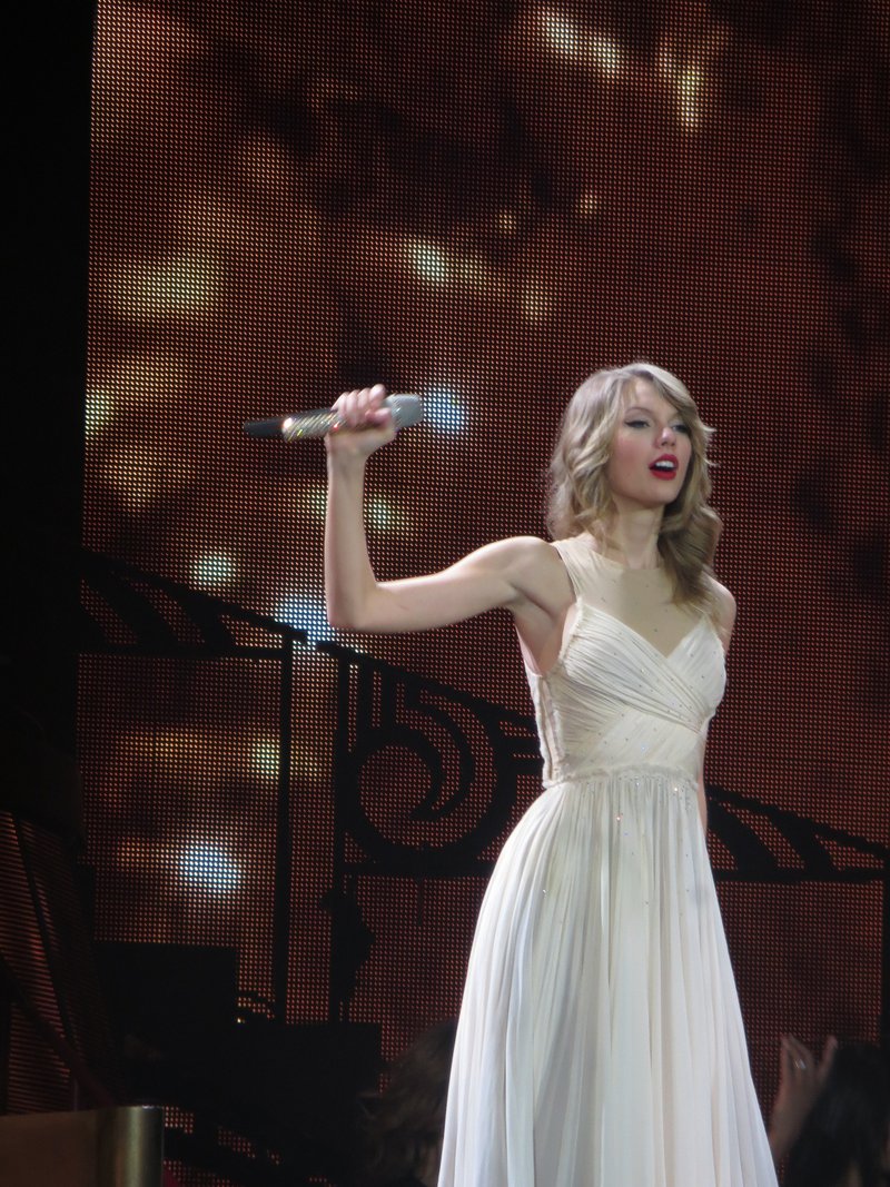 Taylor Swift — February 4 - London, United Kingdom — photo 59