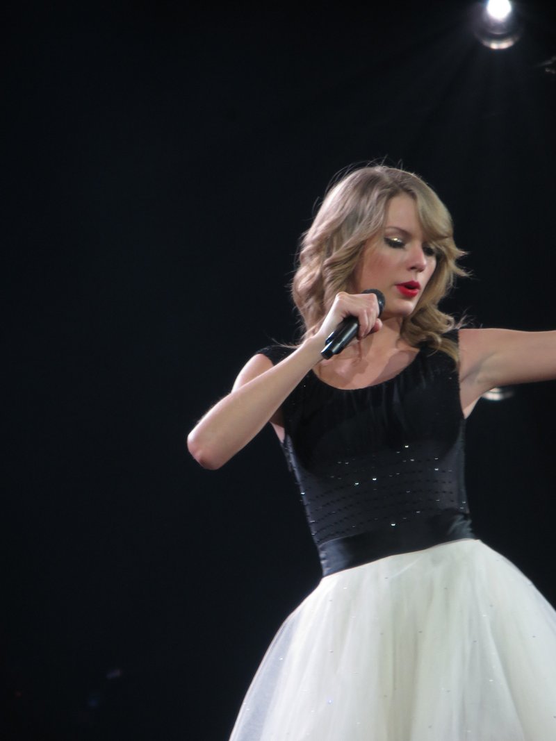 Taylor Swift — February 4 - London, United Kingdom — photo 61