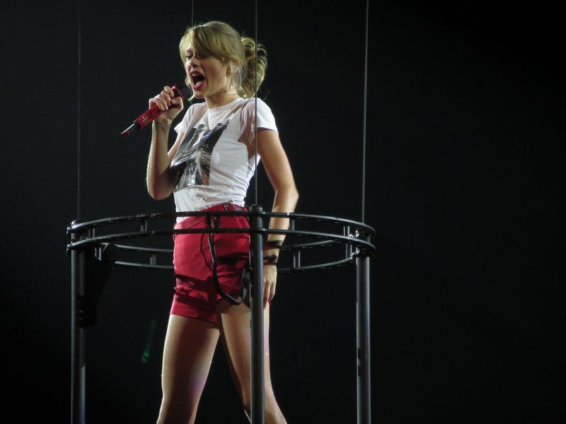 Taylor Swift — February 4 - London, United Kingdom — photo 70
