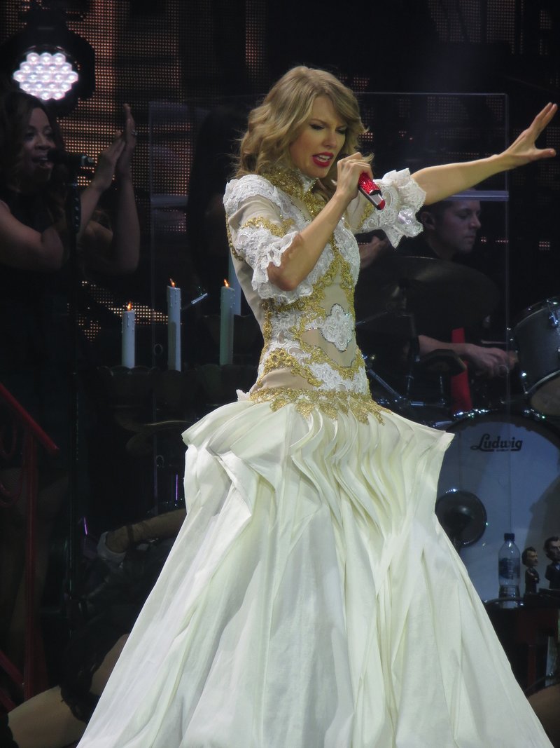 Taylor Swift — February 4 - London, United Kingdom — photo 73