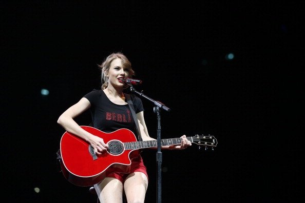 Taylor Swift — February 7 - Berlin, Germany — photo 11