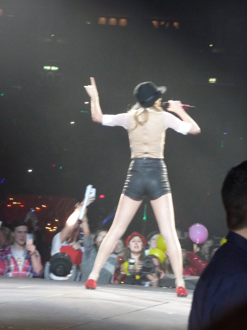 Taylor Swift — February 7 - Berlin, Germany — photo 38