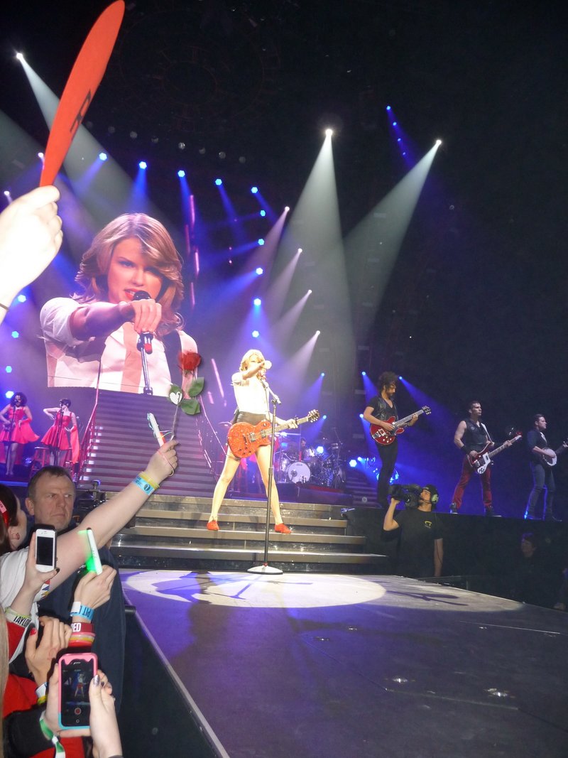 Taylor Swift — February 7 - Berlin, Germany — photo 42