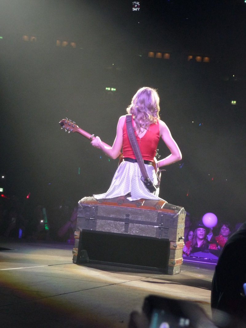 Taylor Swift — February 7 - Berlin, Germany — photo 48
