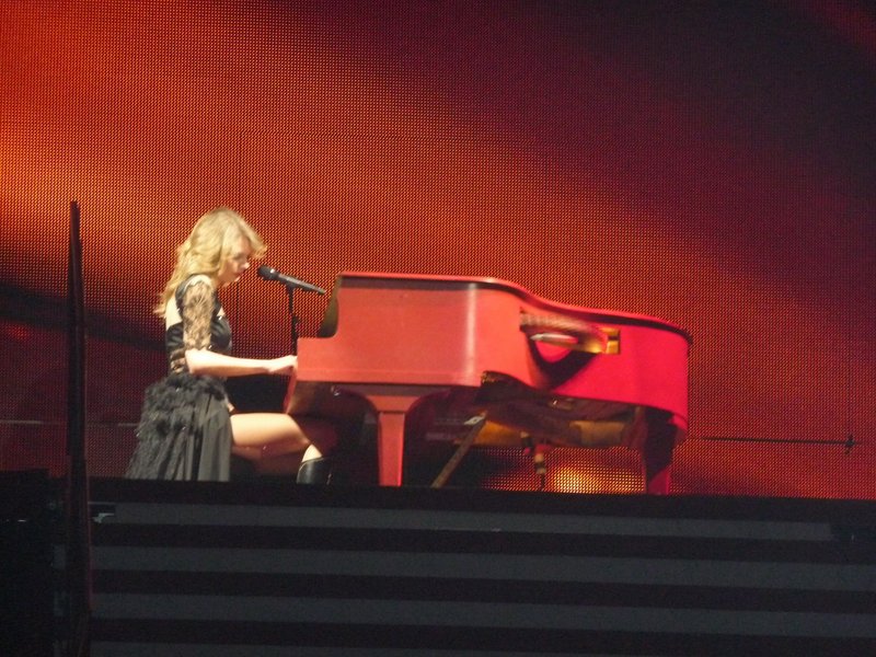 Taylor Swift — February 7 - Berlin, Germany — photo 59