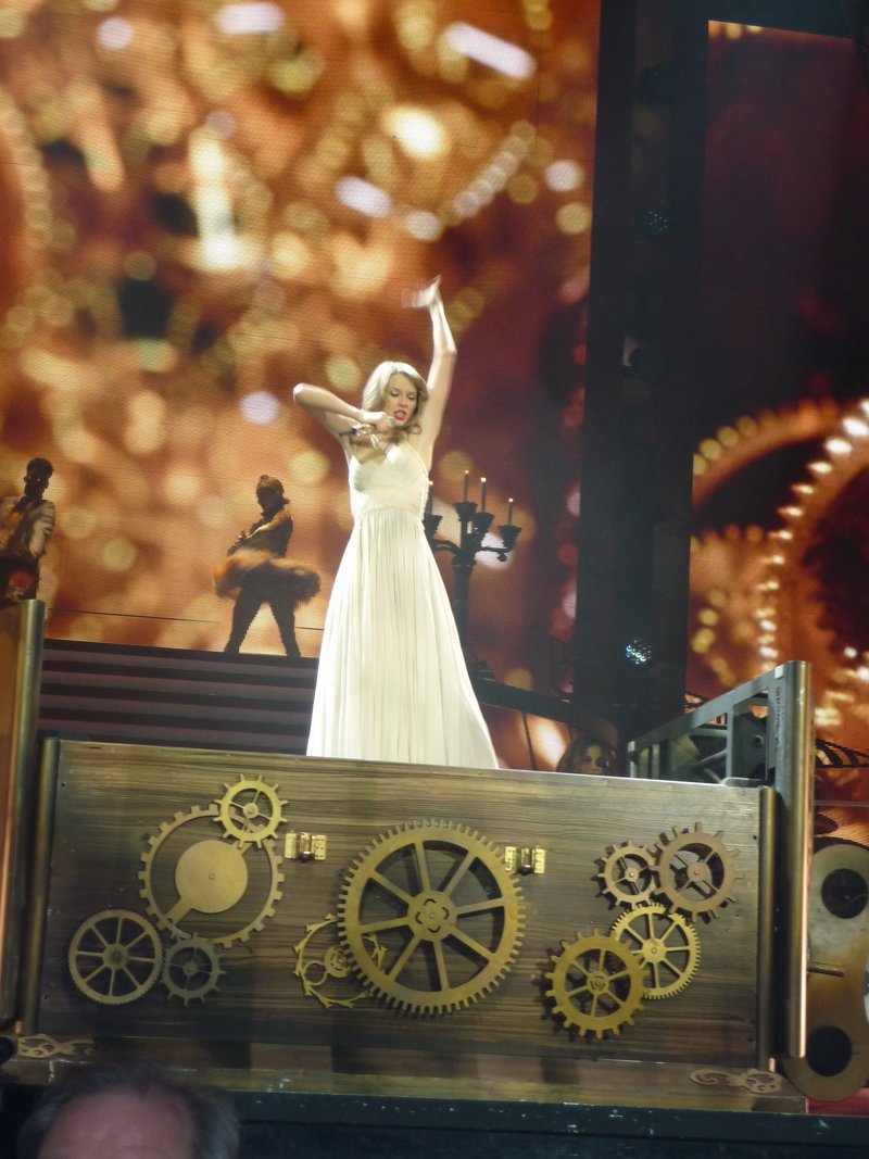 Taylor Swift — February 7 - Berlin, Germany — photo 61