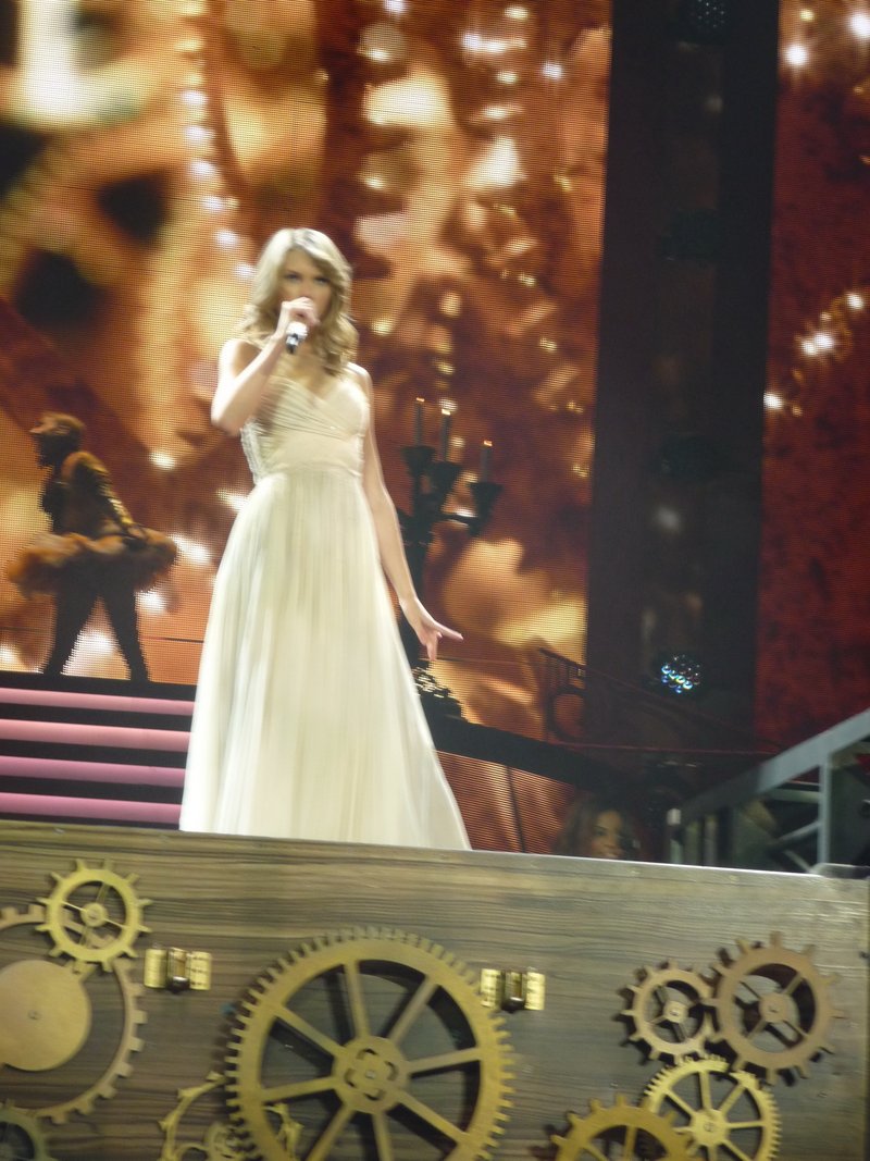 Taylor Swift — February 7 - Berlin, Germany — photo 62