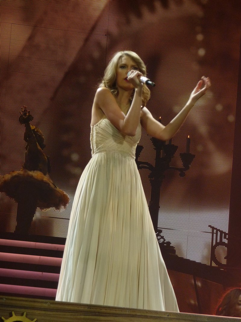 Taylor Swift — February 7 - Berlin, Germany — photo 63