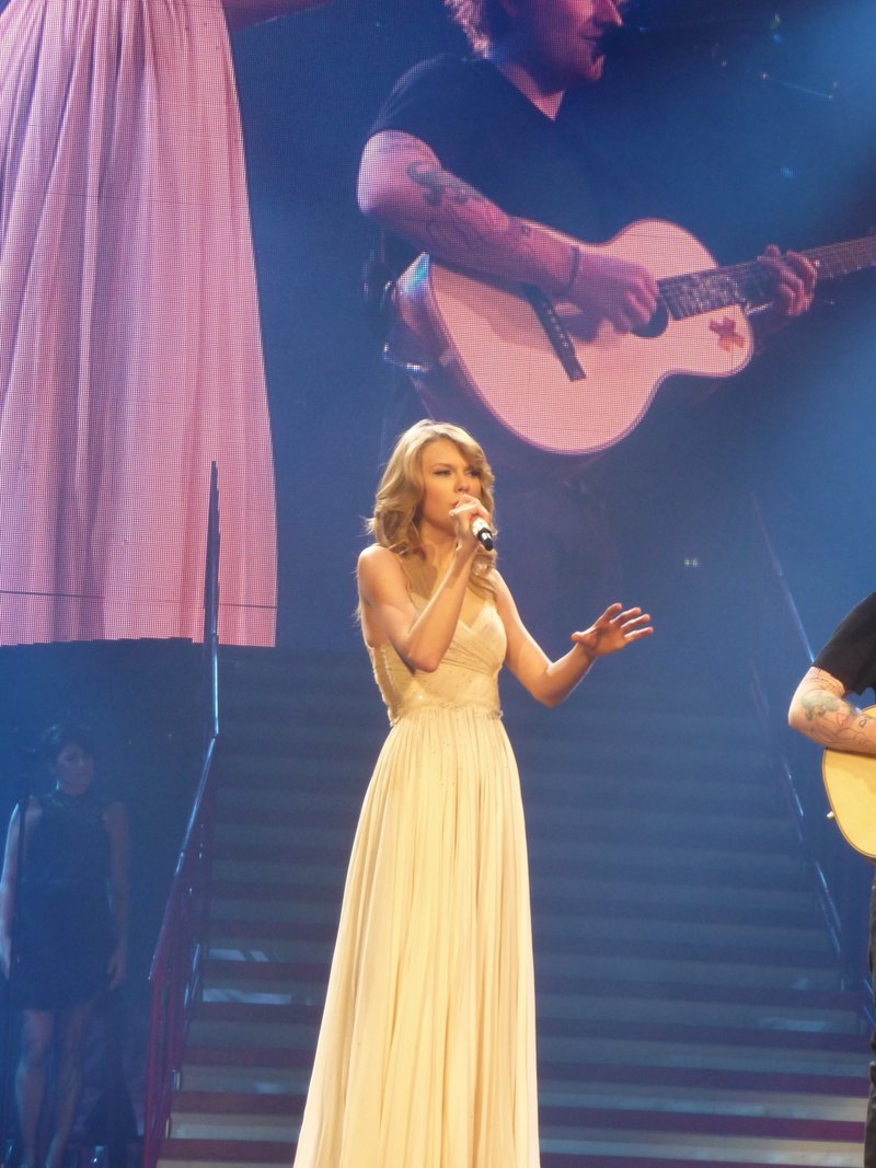 Taylor Swift — February 7 - Berlin, Germany — photo 68