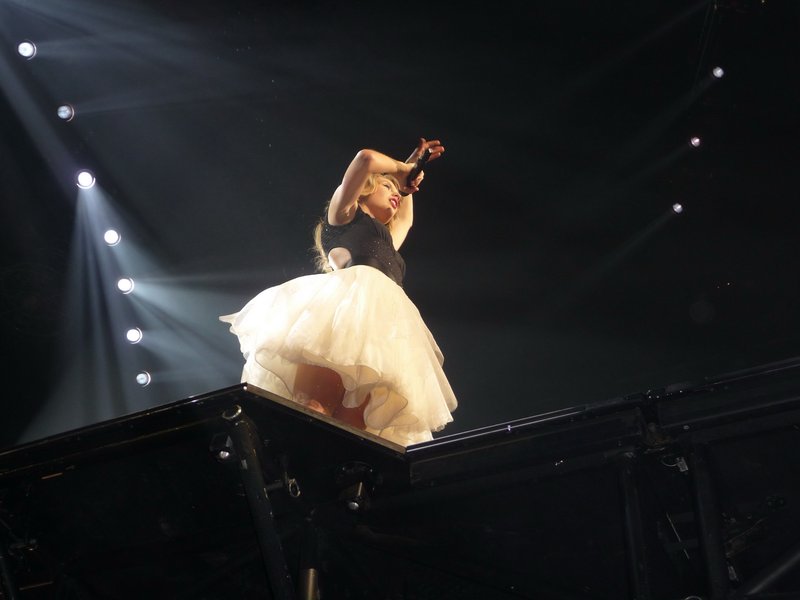 Taylor Swift — February 7 - Berlin, Germany — photo 79