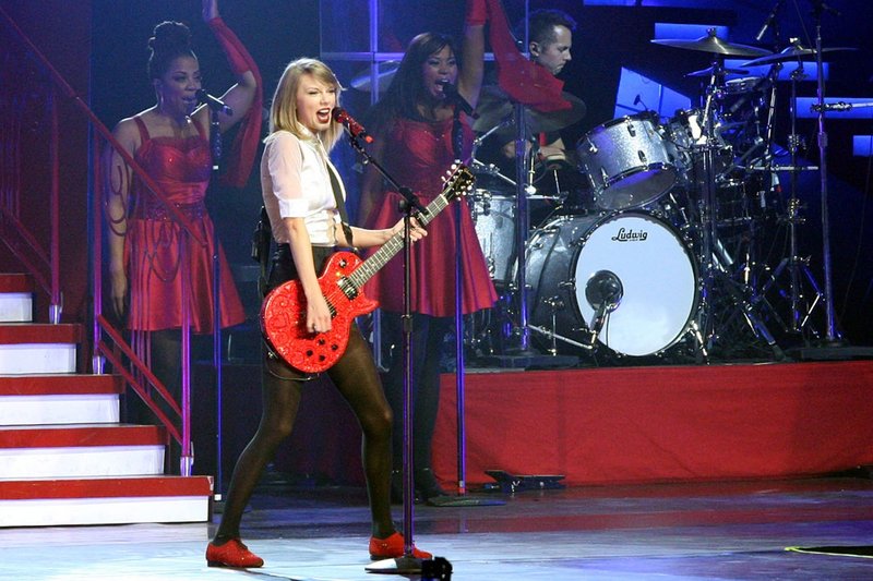 Taylor Swift — June 4 - Jakarta, Indonesia — photo 2