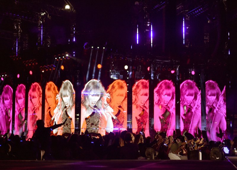 Taylor Swift — June 1 - Chicago, Illinois — photo 16