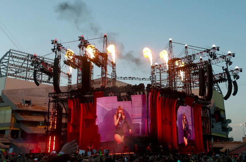 Taylor Swift — June 30 - Louisville, Kentucky — photo 17
