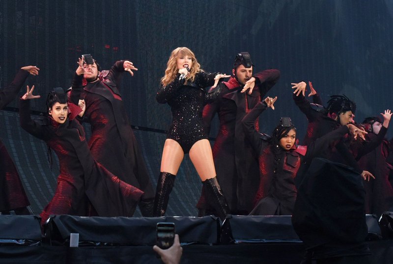 Taylor Swift — June 9 -  Manchester, United Kingdom — photo 2