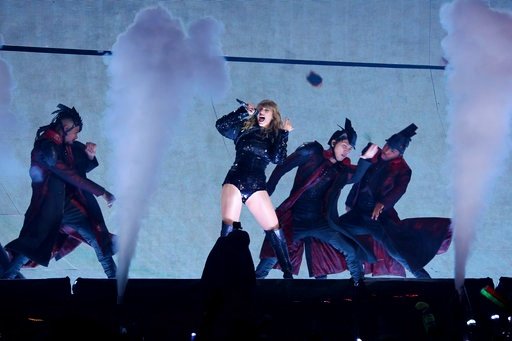 Taylor Swift — May 18 - Pasadena, California — photo 2
