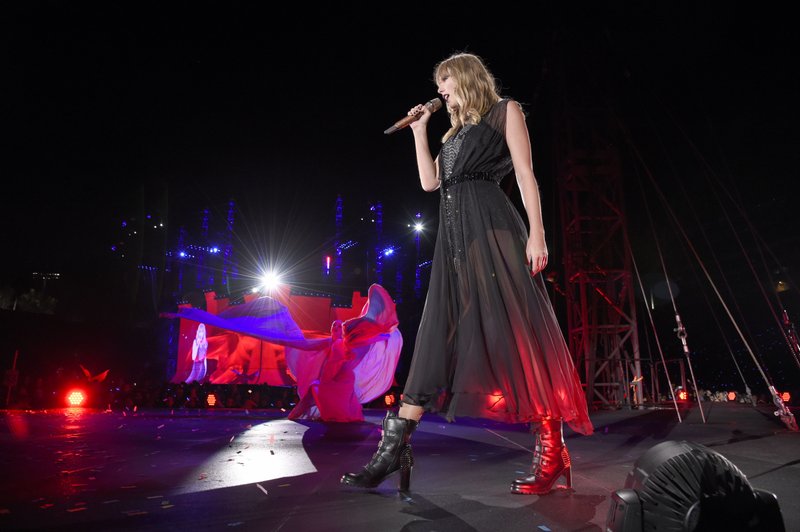Taylor Swift — May 18 - Pasadena, California — photo 16