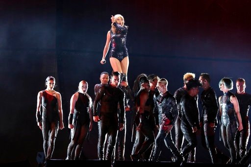 Taylor Swift — May 18 - Pasadena, California — photo 29