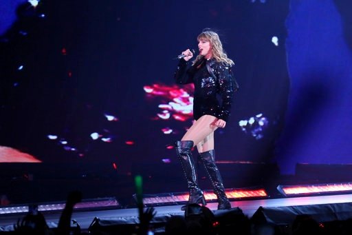 Taylor Swift — May 18 - Pasadena, California — photo 32