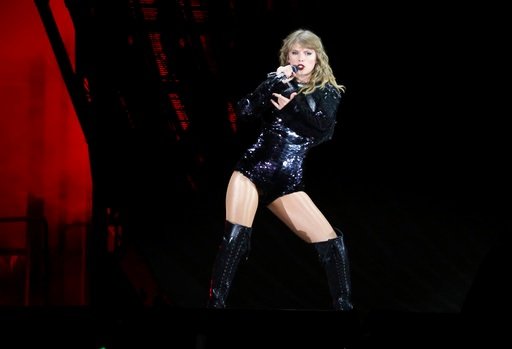 Taylor Swift — May 18 - Pasadena, California — photo 35
