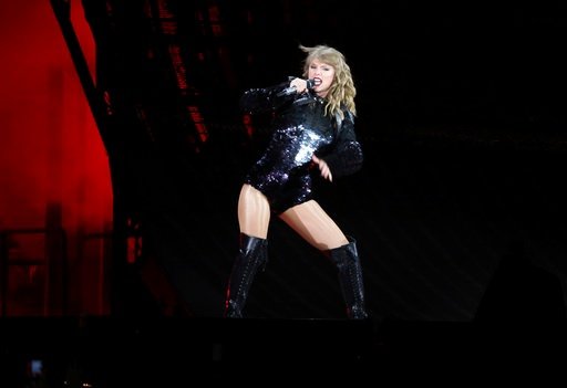 Taylor Swift — May 18 - Pasadena, California — photo 36