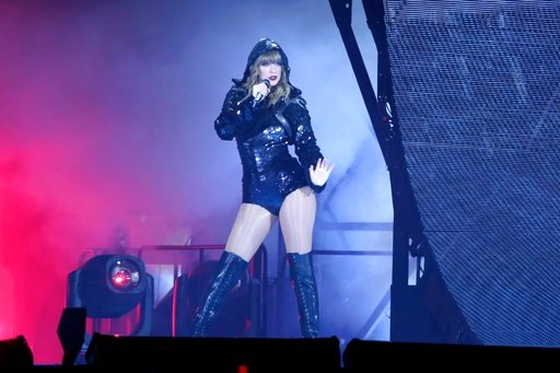 Taylor Swift — May 18 - Pasadena, California — photo 40
