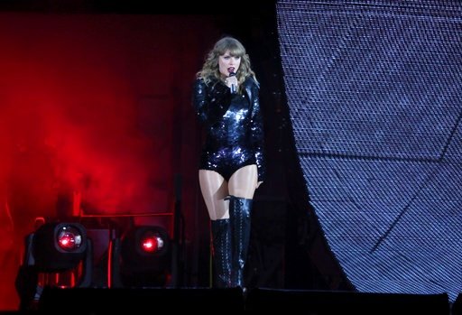 Taylor Swift — May 18 - Pasadena, California — photo 42