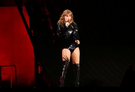 Taylor Swift — May 18 - Pasadena, California — photo 43