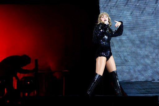 Taylor Swift — May 18 - Pasadena, California — photo 44