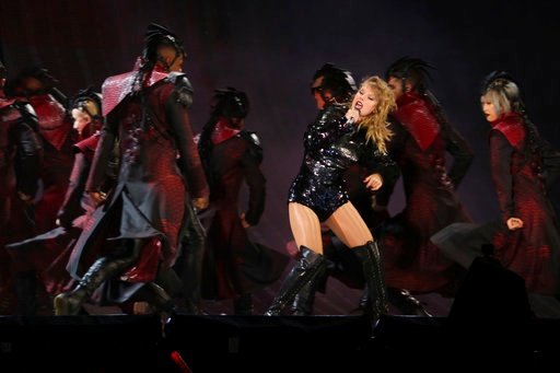 Taylor Swift — May 18 - Pasadena, California — photo 48