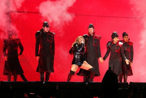Taylor Swift — May 18 - Pasadena, California — photo 51