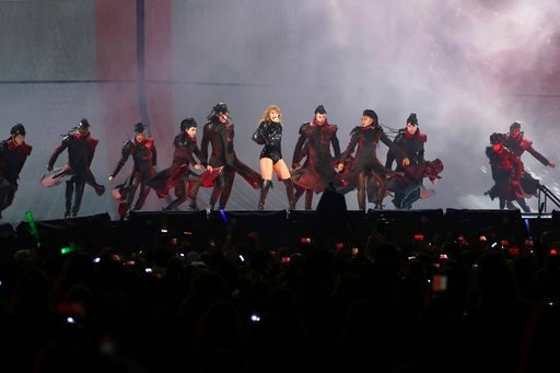 Taylor Swift — May 18 - Pasadena, California — photo 54