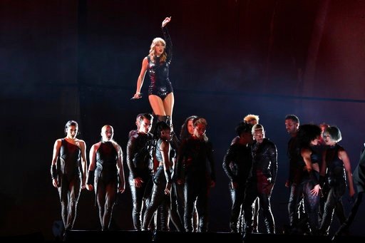 Taylor Swift — May 18 - Pasadena, California — photo 63