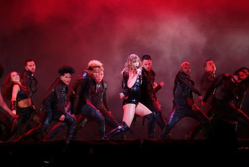 Taylor Swift — May 18 - Pasadena, California — photo 66